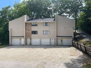 Building Photo - "Charming 2-Bed Multiplex in Davenport wit...