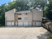 Building Photo - "Charming 2-Bed Multiplex in Davenport wit...