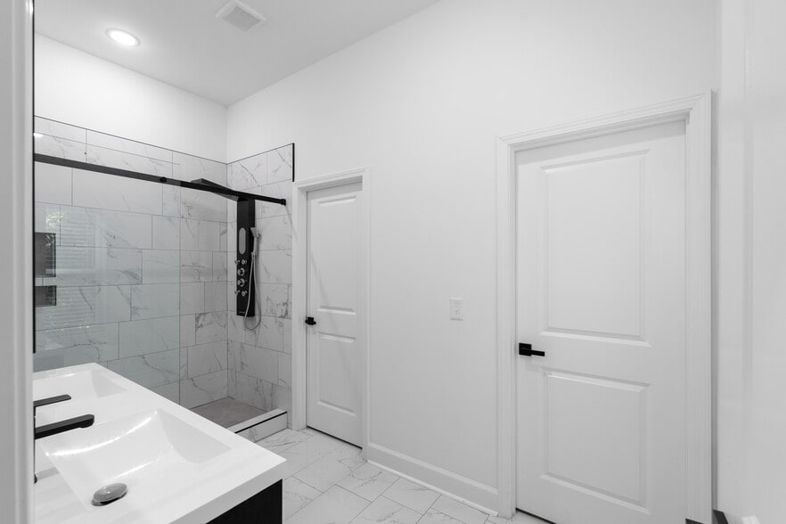 Building Photo - 101 Howell Dr SW