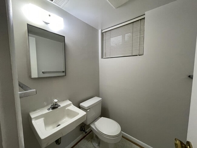 Building Photo - 810 Loxford Terrace