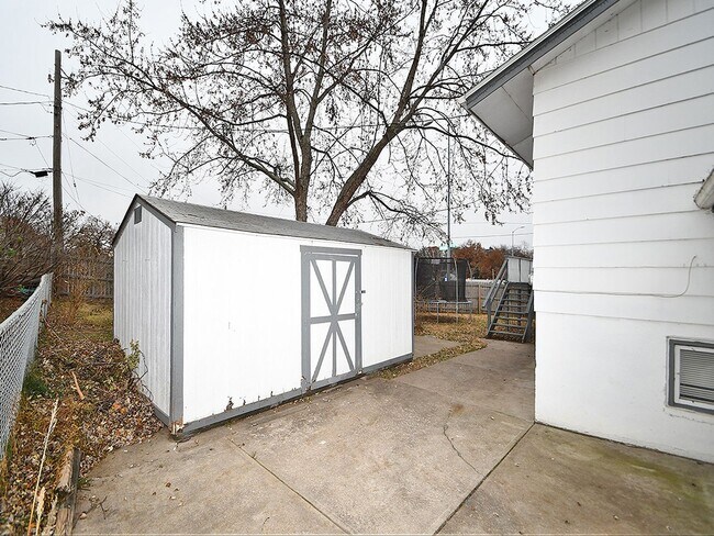 Building Photo - Spacious Living