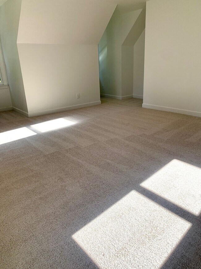 Building Photo - Two-Story Cape Cod- 3 Bed 2 Bath Greensbor...