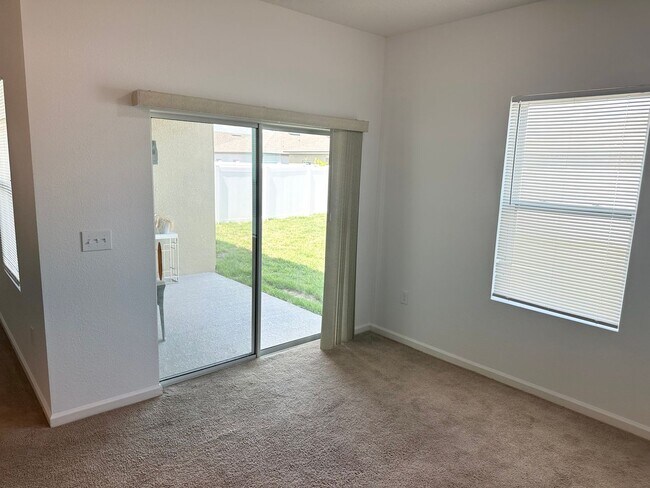 Building Photo - Private Back Yard! - 3 Bedroom 2 Bathroom ...