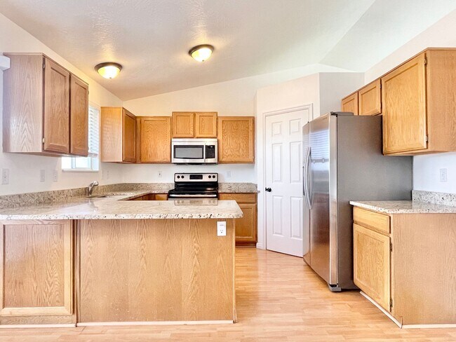 Building Photo - Lovely Sandy Home in Well Kept Neighborhood!