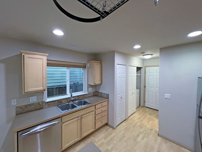 Building Photo - 3 Bedroom  2 Bath Home in Desirable Maple Valley