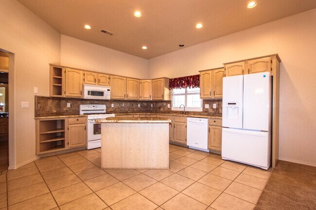 Building Photo - 653 Golden Hawk Dr