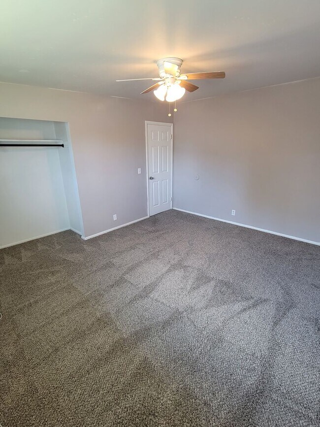 Building Photo - Roy Duplex