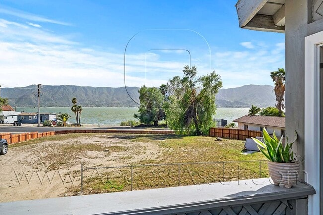 Building Photo - Charming Upstairs 2 Bed/1 Bath Unit With F...