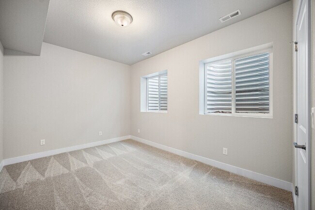 Building Photo - Modern 4 Bedroom, 2 Bathroom Westside Home with Balcony Views of Garden of the Gods!