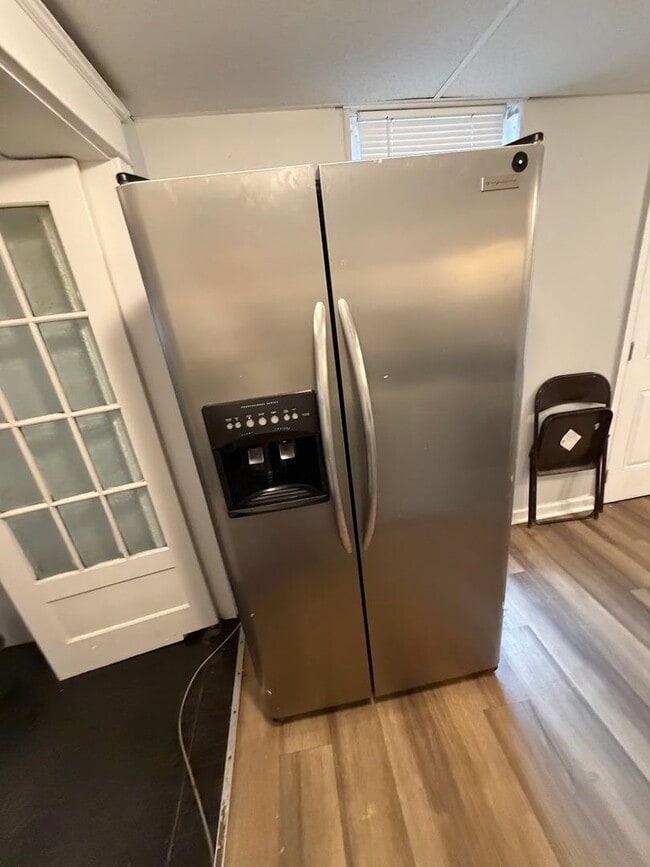 Building Photo - 5 Bedroom House