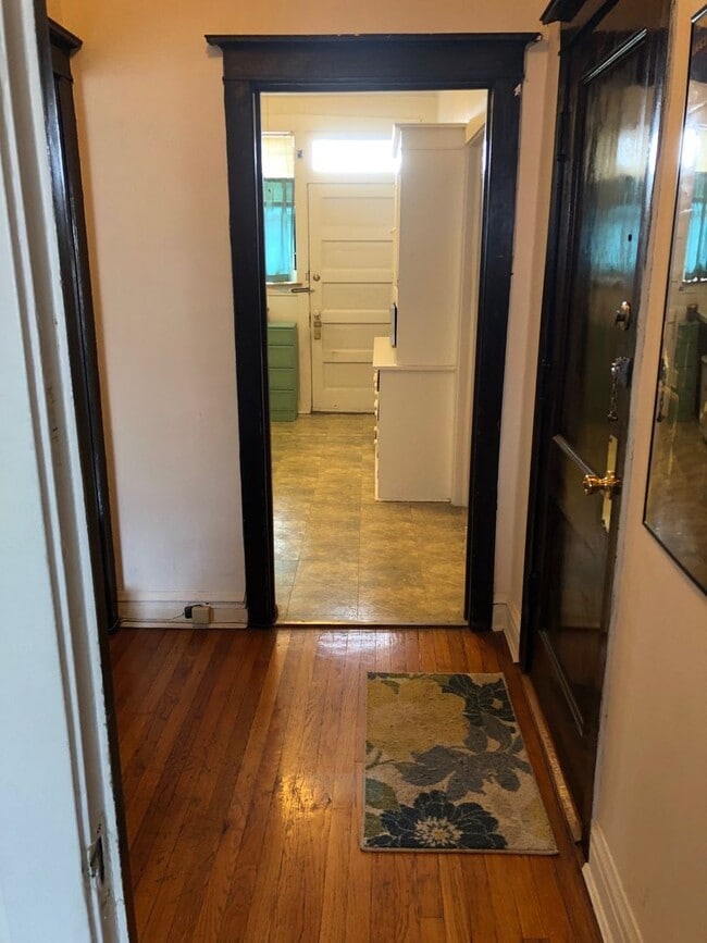 Building Photo - Sun-drenched Roscoe Village with sunny patio and yard