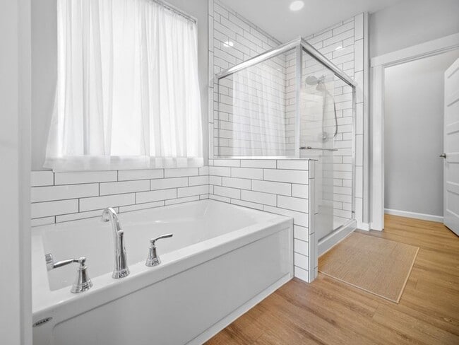 Building Photo - Fully Furnished Luxury 3-Bed, 2-Bath Home ...