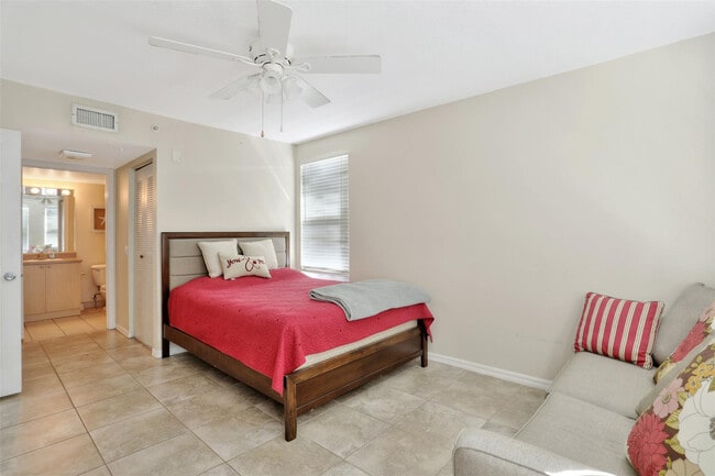 Building Photo - 723 Villa Cir