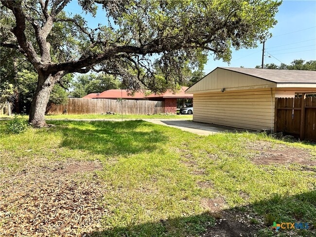 Building Photo - 1009 Hazelton St