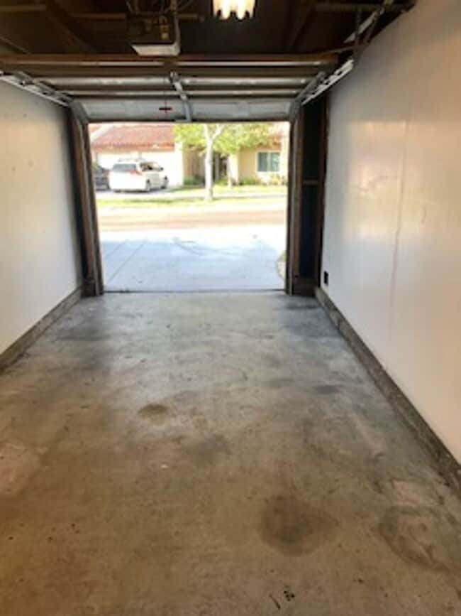 Building Photo - 2 Bedroom 1 Story Town Home