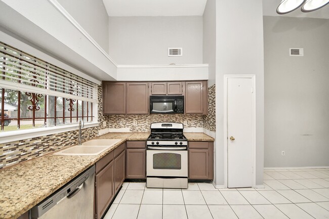 Building Photo - 527 Oakdale Dr