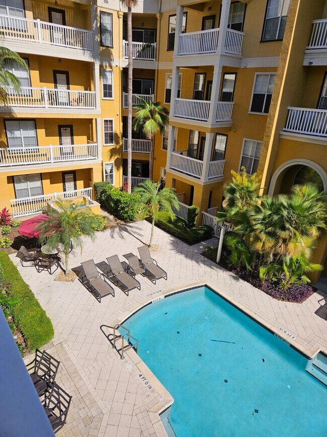 Building Photo - HUGE Split 2/2 overlooking the pool!