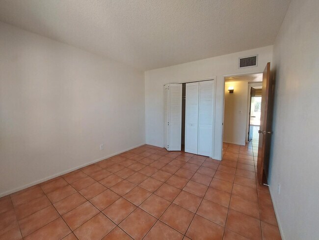 Building Photo - 2604 Inverrary Dr