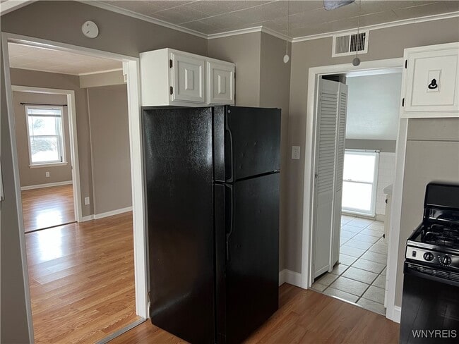 Building Photo - 8 Melrose Rd