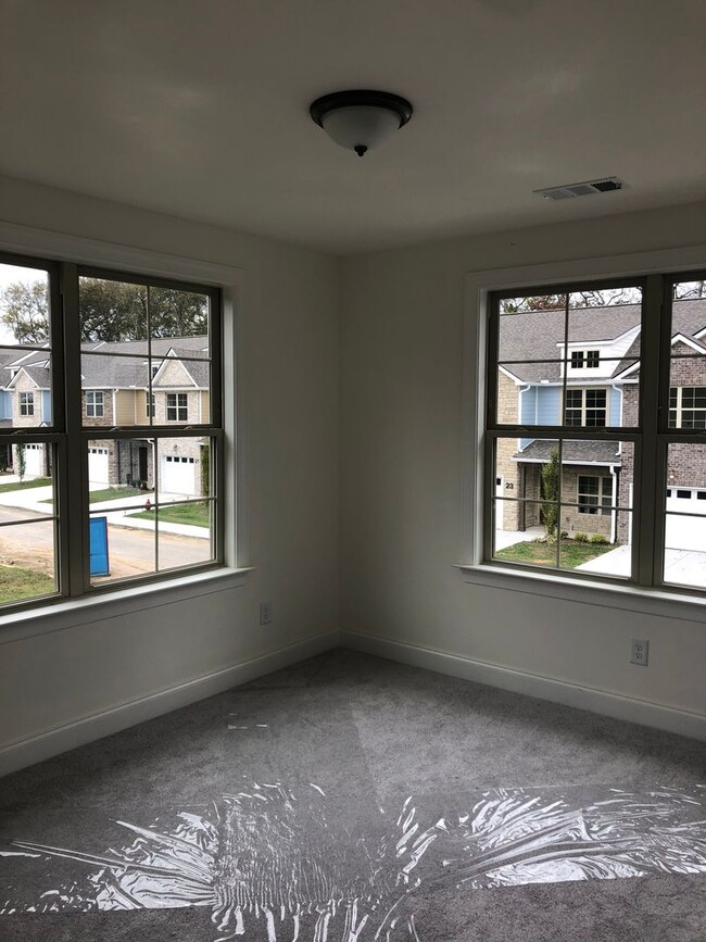 Building Photo - Townhome with 3 Bed/2.5 Bath w 1 Car Garag...