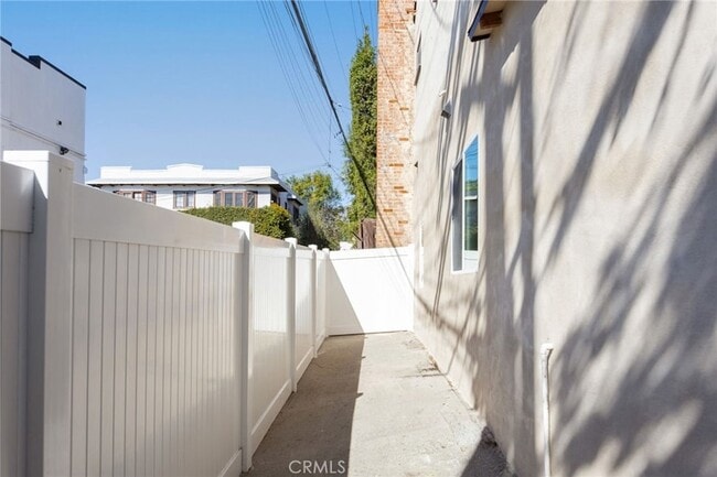 Building Photo - 1375 N Mentor Ave