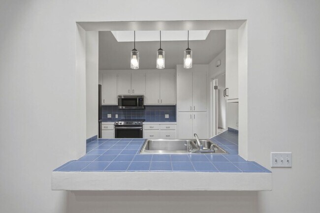 Building Photo - Upgraded 4 Bed, 2 Bath Home on Charming Tree Lined Street in Desirable Crescent Park