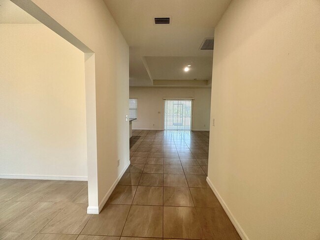 Building Photo - Huge Screened Lanai! Modern & Spacious 4 Bed 2 Bath