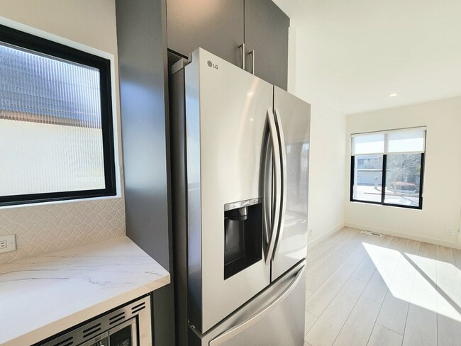 Building Photo - Meticulously renovated 2 bedroom duplex home in central San Mateo