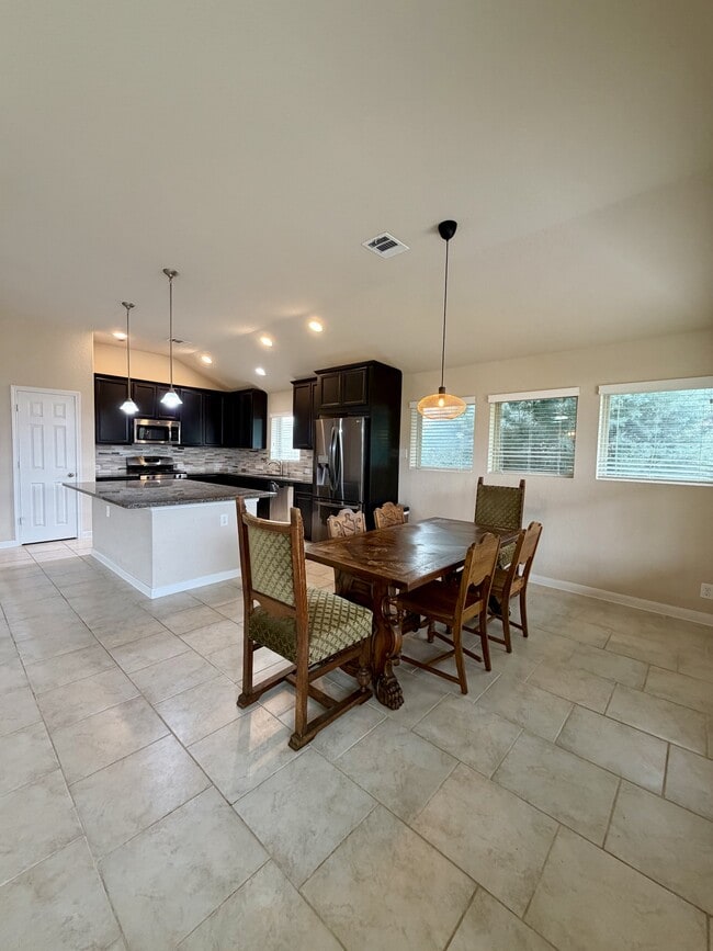 Building Photo - 646 Ridge Lawn Dr