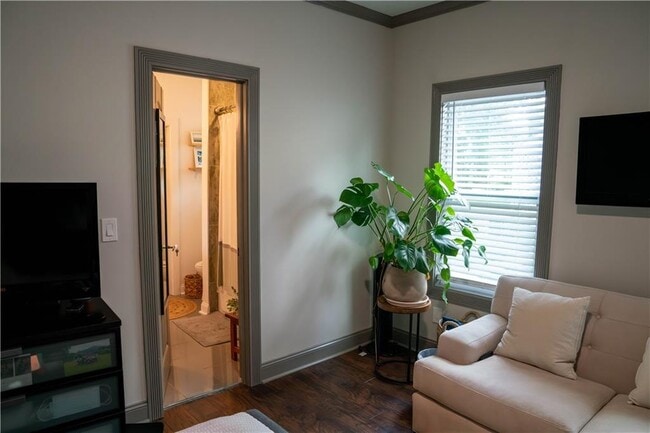 Building Photo - 1580 Pineview Terrace SW