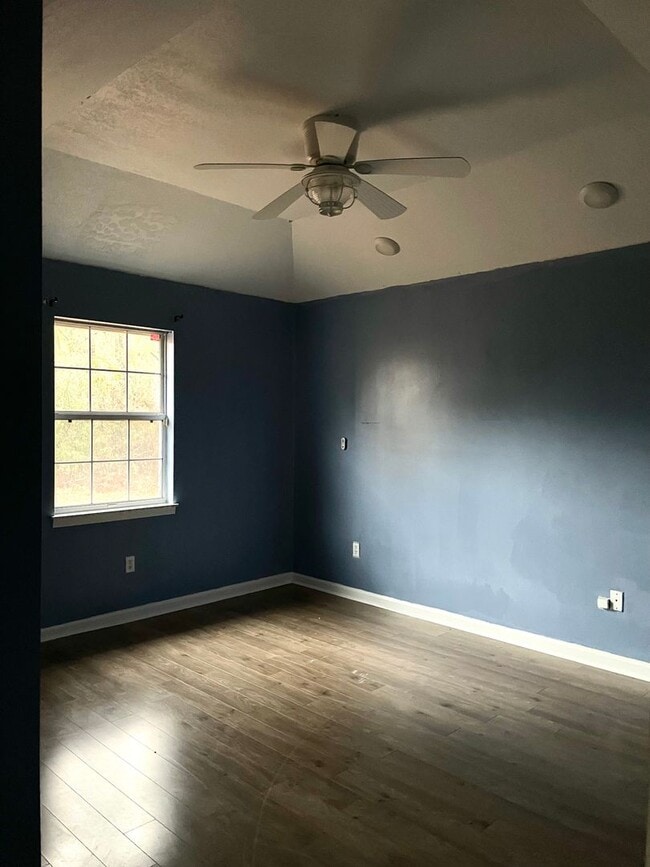 Building Photo - WINTER MOVE-IN SPECIAL: 50% OFF 1st FULL MONTH'S RENT!**