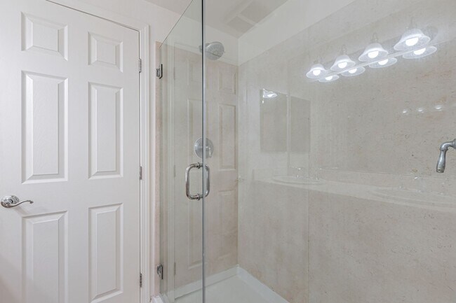 Building Photo - 3 Bedroom Townhouse with Bonus Loft/Office
