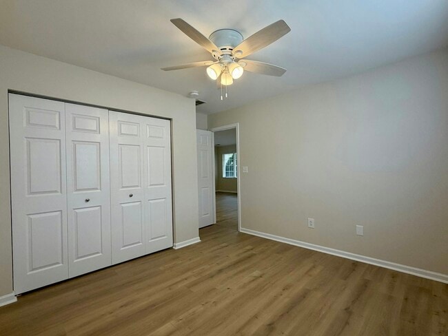Building Photo - 1727 Chestnut Dr
