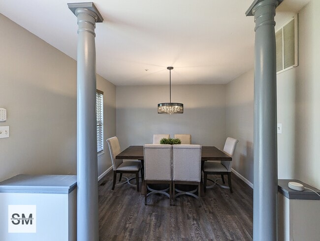 Building Photo - 7904 Birdsong Dr