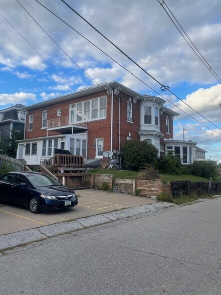 Off-Street Parking - 412 Iowa Ave