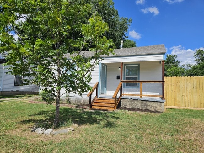 Primary Photo - 5009 Royal Dr