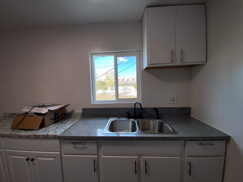 Building Photo - 1515 E 20th St