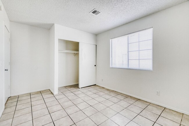 Building Photo - Spacious Upstairs 2-Bedroom, 1-Bath with Fireplace – Move-In Ready