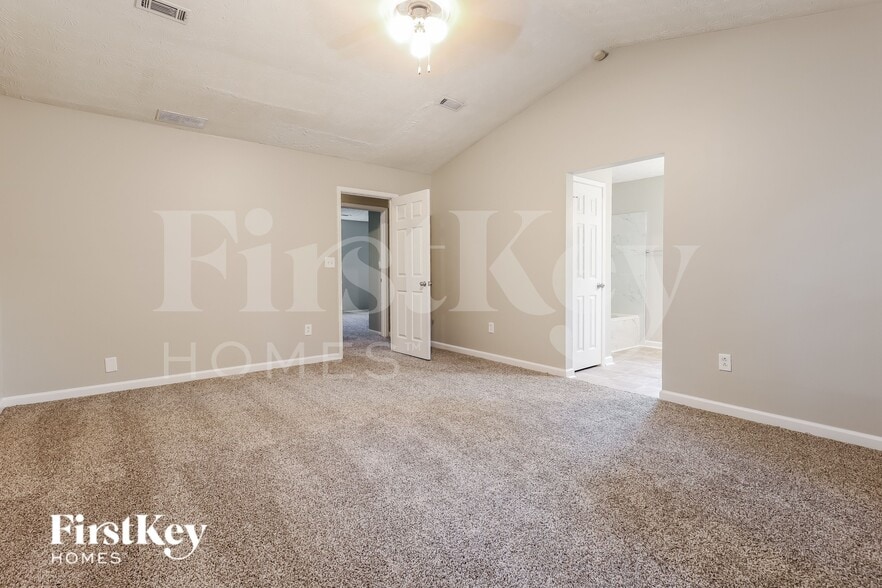 Building Photo - 206 Red Oak Dr