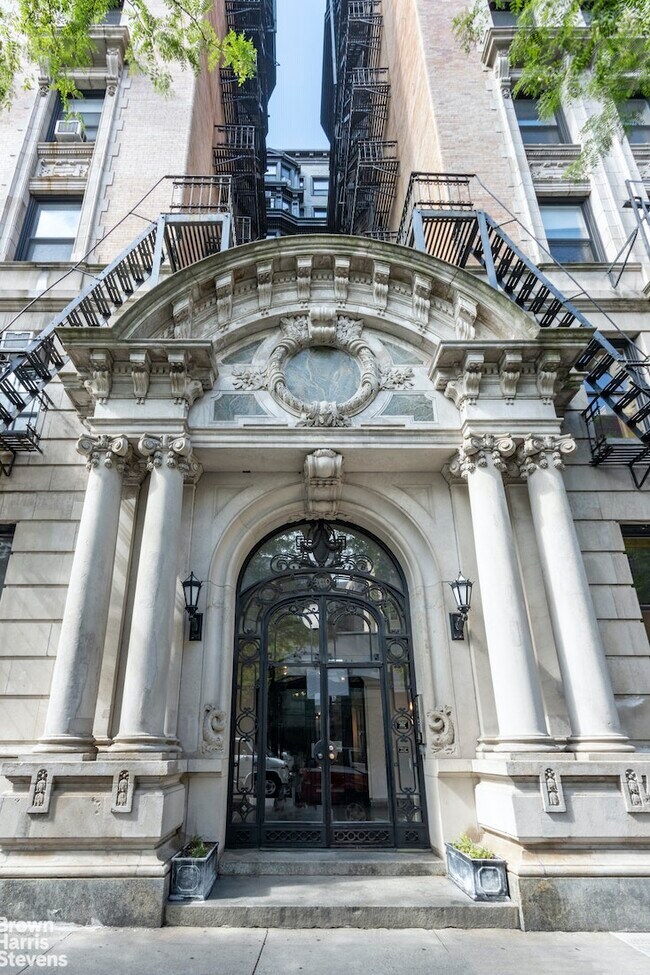 Building Photo - 300 W 109th St