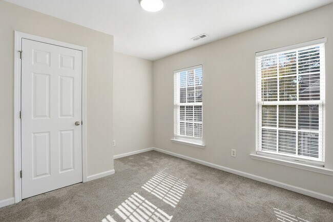 Building Photo - STUNNING TOWNHOME-AVAILABLE FOR IMMEDIATE ...