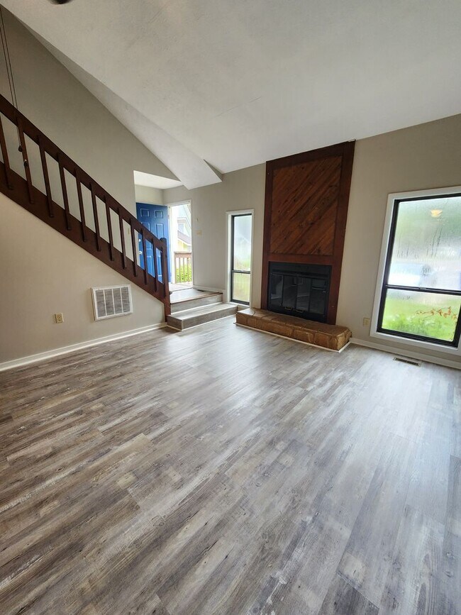 Building Photo - Town home for rent