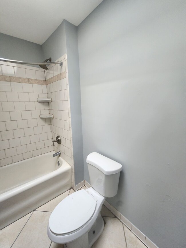 Building Photo - East Oak Lane House for rent with front po...