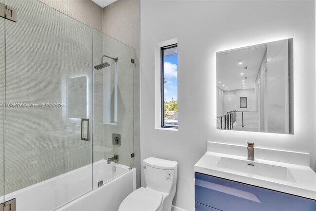 Building Photo - 808-810 SW 9th St