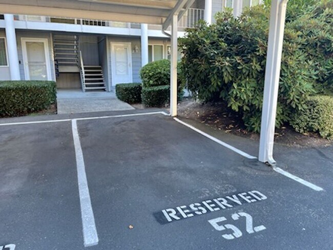 Building Photo - University Place Ground Floor Apartment Home, Newly refurbished "Somerset Place"  2 Bedroom, 1 1/...