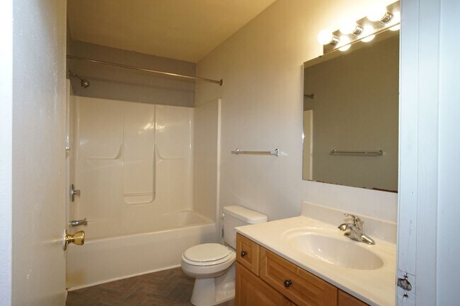 Building Photo - 4 Bed/2 1/2 Bath Bus Line Reserved Parking