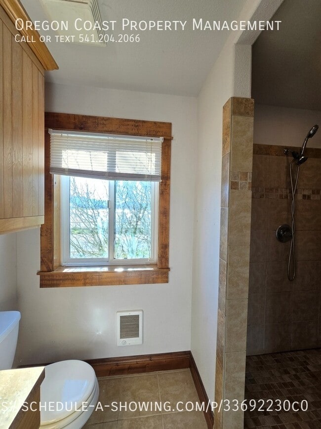 Building Photo - 1025 Wilson River Loop