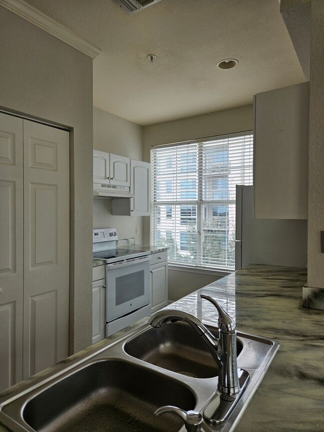 Building Photo - Nice 2/2 overlooking North Orange with Fir...