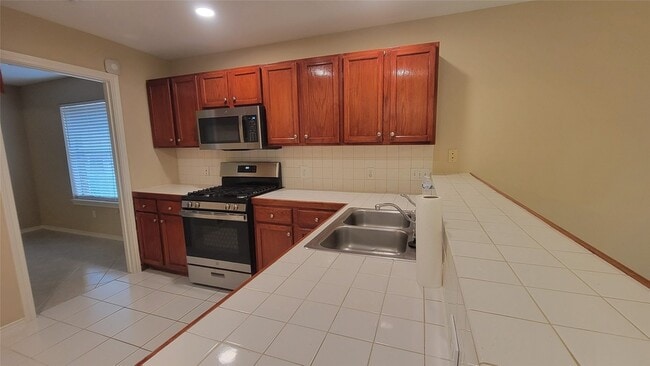 Building Photo - 3335 Lakeland Gardens Dr