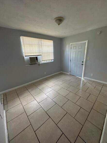 Building Photo - 1614 W 3rd St